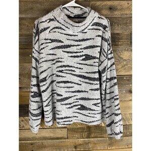 Maurice's Women's Sz L Thick Long Sleeve White W/Black Tiger Pattern Top